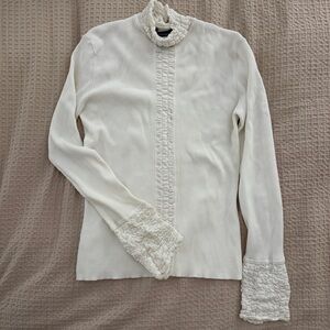 Jennings White Ribbed Fitted Blouse with Ruffled Collar and sleeves vintage 1990